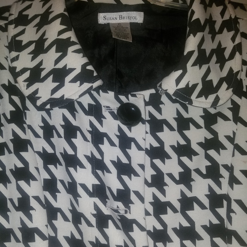 Black & white hound tooth pattern